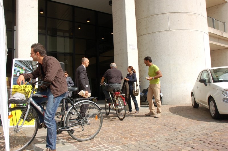 Infopoint e partecipanti all'iniziativa ""Vengo al lavoro con la bici" 