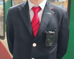 Sicurezza sui treni, parte in Emilia-Romagna la sperimentazione delle bodycam indossate dai capitreno di Trenitalia Tper